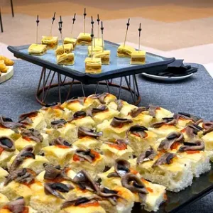 Buffet de catering de Grupo Nazabal con focaccias de anchoa y bocados en brocheta