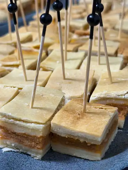 Bocados salados en brocheta preparados por Grupo Nazabal