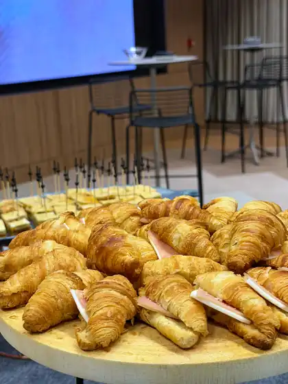 Mini croissants rellenos en un catering de Grupo Nazabal