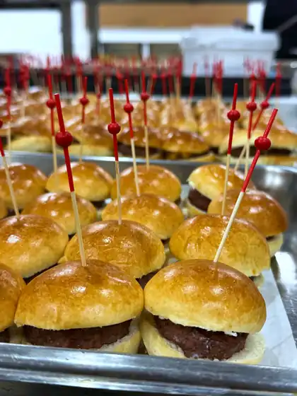 Mini hamburguesas servidas en un catering de Grupo Nazabal