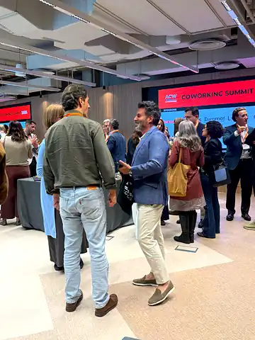 Asistentes de un evento de empresa con catering de Grupo Nazabal